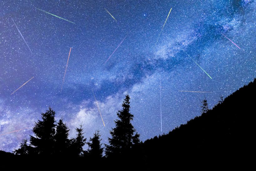 8月11～13日はペルセウス座流星群を観測！ 2022年最大級の流れ星はいつ