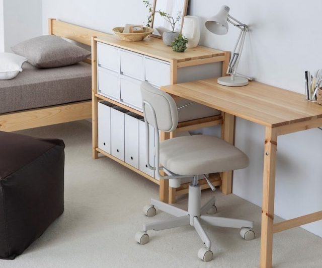 無印良品】柔軟に活躍する折りたたみテーブル。いつもの部屋がリモート