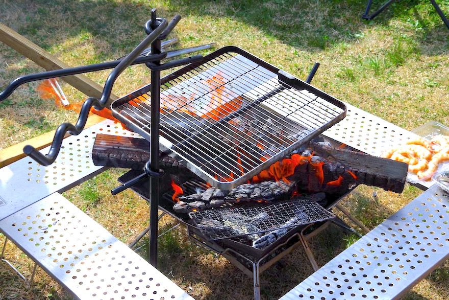 キャンプ飯を格上げする焚き火ハンガー6選！選び方や使用時の注意点を