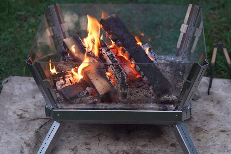 CAMVIL(ケムビル)／クラゲ焚き火台】4面ガラスのスケスケ焚き火台を