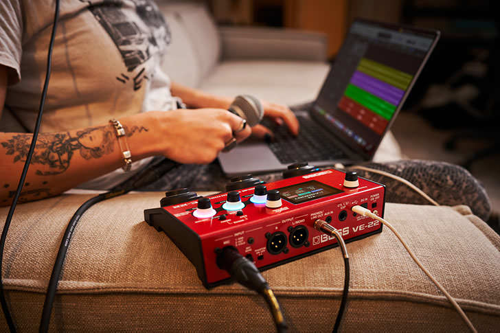 ボス、新型ボーカル・プロセッサー「VE-22」を発表…… コンデンサー