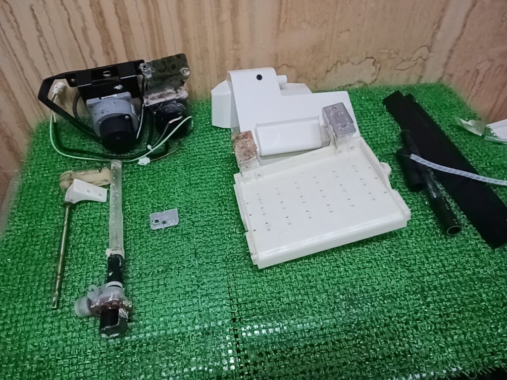 修理実績】サンヨー製氷機SIM-S28A修理｜水皿破損で氷ができない