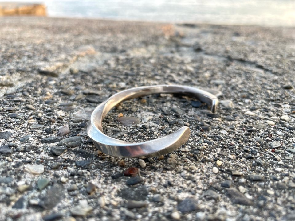 トルネードバングルをレビュー！ブルーナボインのアクセサリーは鉄板の