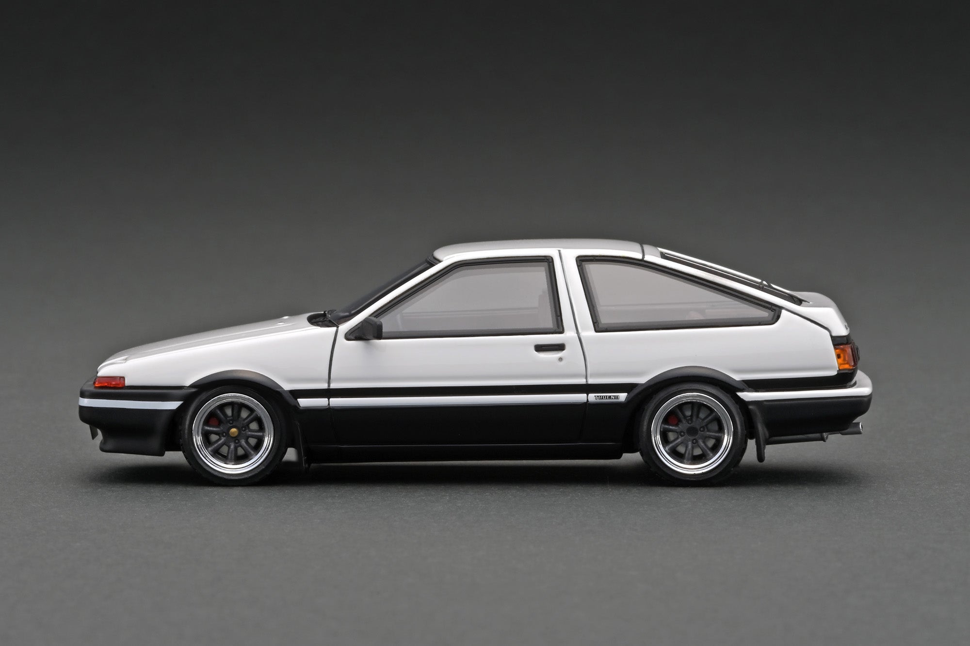 IG2941 Toyota Sprinter Trueno 3Dr GT Apex (AE86) White/Black With