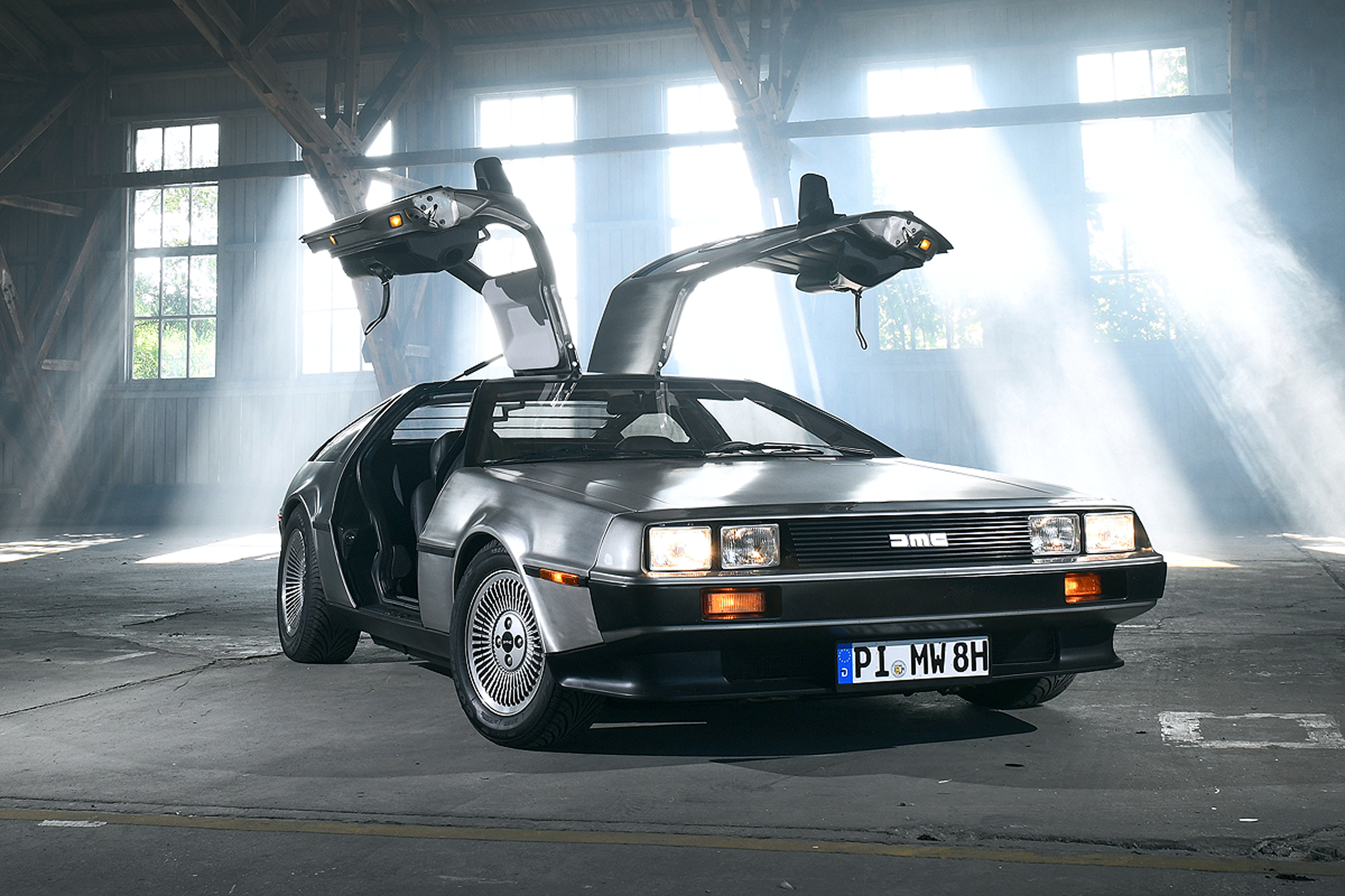 タイムマシンとともにEV化して戻ってきたデロリアンDMC-12 オリジナル