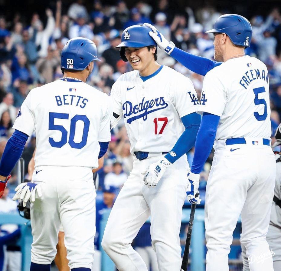 ドジャース 三回までに4発の大花火大会 大谷翔平の一撃からフリーマン