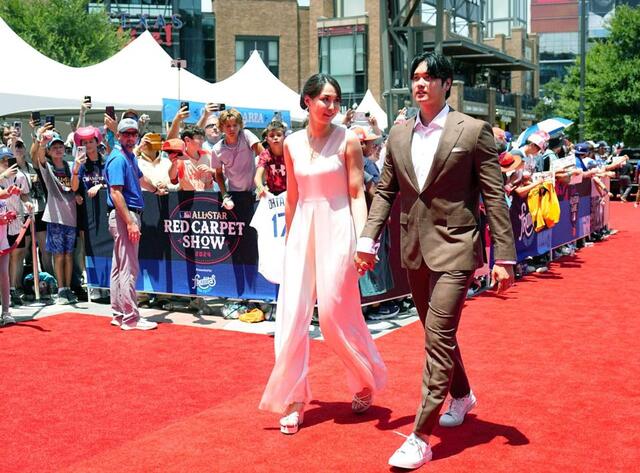 大谷翔平 真美子夫人と手をつなぎレッドカーペット スーツ裏地に