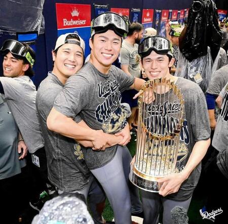 ドジャース 山本由伸が優勝トロフィーを抱いて眠る「何て幸せな