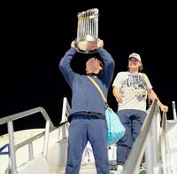 WS連覇のドジャースがロサンゼルスに凱旋 山本由伸が優勝トロフィー