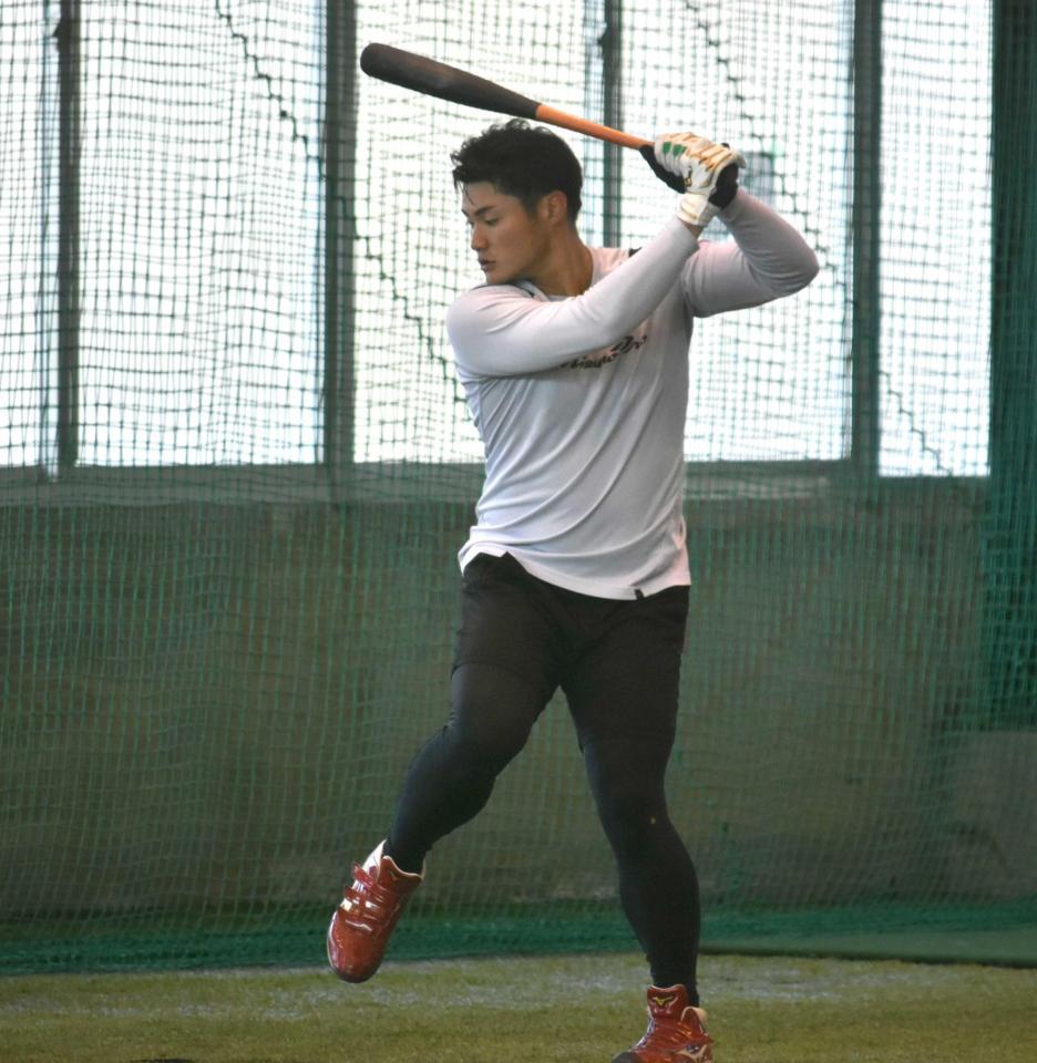 カープ田村 脱力打法で外野争い「勝ち取る」 自主トレで松山から伝授