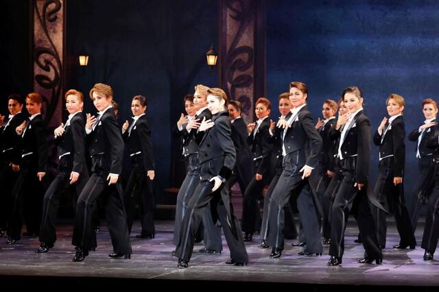 宝塚 花組トップ永久輝せあ 博多座公演初日 キラキラした輝きで客席