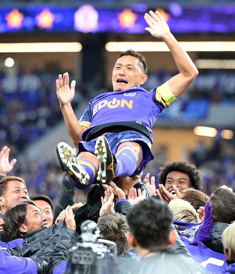 広島一筋21年・青山敏弘が引退式で男泣き「尊敬するサンフレッチェ