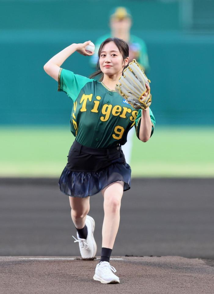 阪神戦 NMB48の川上千尋がノーバン始球式 自己採点は95点 背