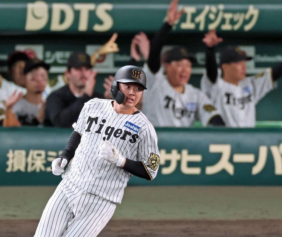 阪神 楠本泰史の移籍後初安打に大喜びの大山悠輔 記念球争奪戦に勝利