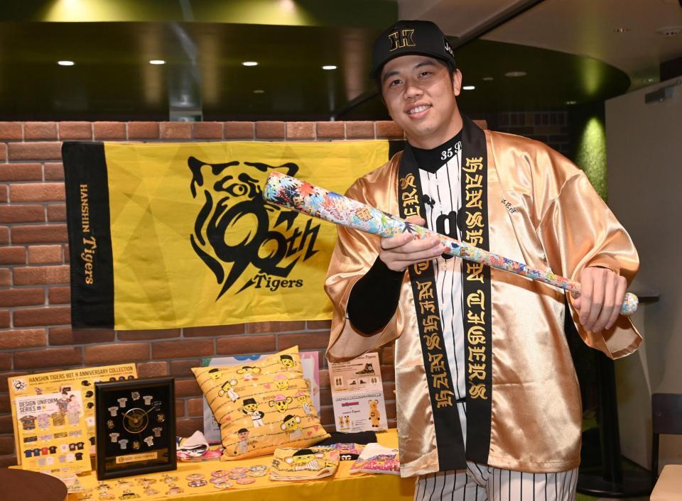 阪神 才木浩人が新作グッズ内覧会に登場 トラッキー自作イラストに自信