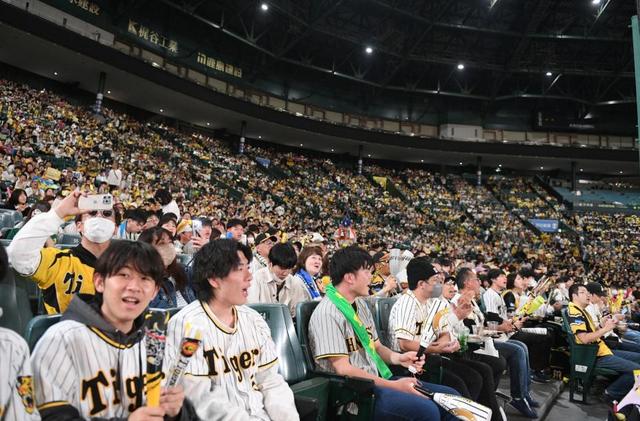 日本シリーズ 無料PVで大盛り上がりの甲子園球場 男性ファン「本当に