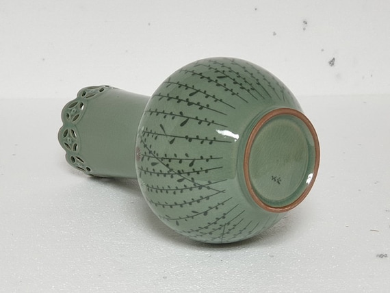 手作りの韓国陶器透かし彫り青磁花瓶 - 菊、高麗、伝統、室内装飾