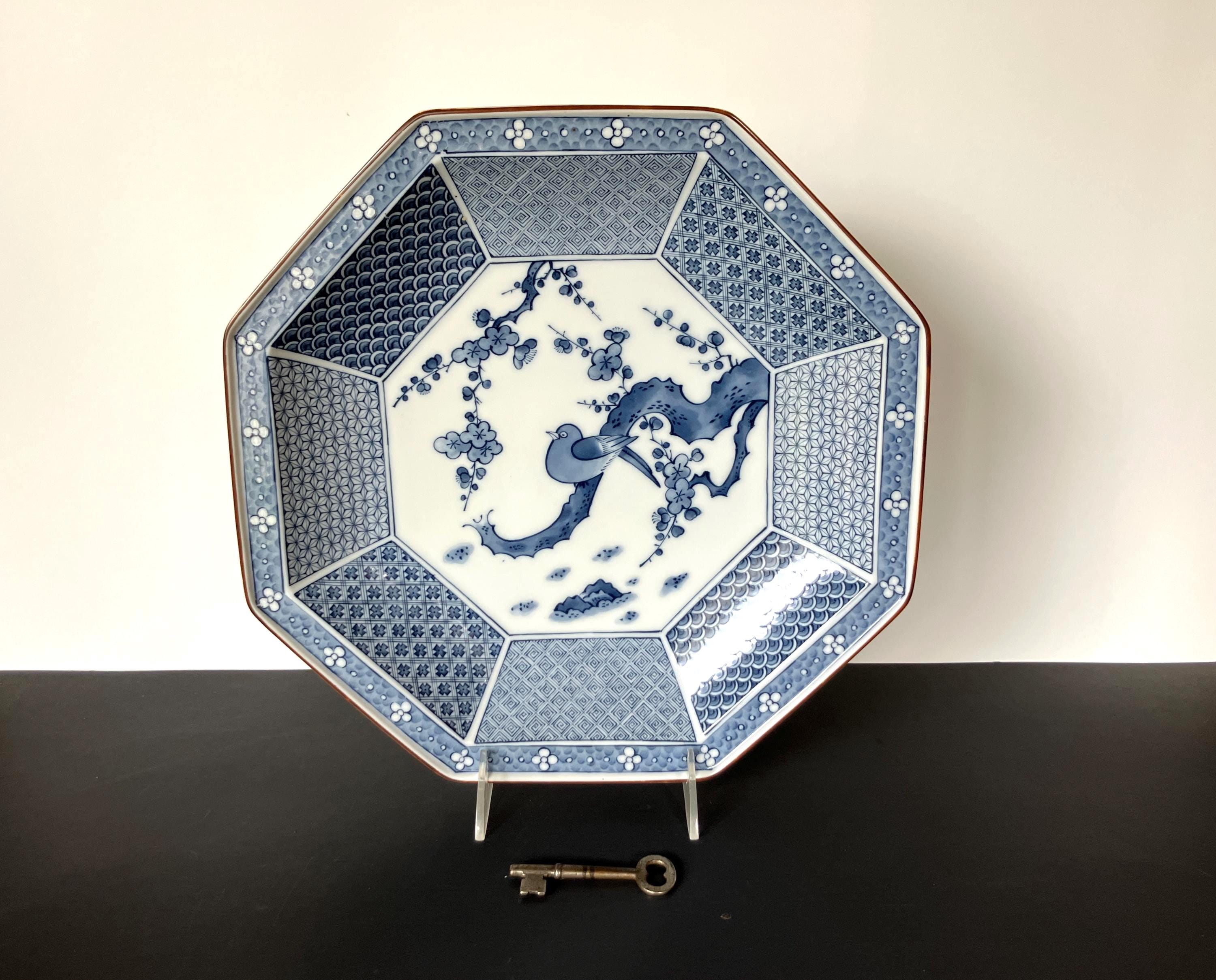 ヴィンテージの八角形の青と白のシノワズリ皿（鳥が描かれている
