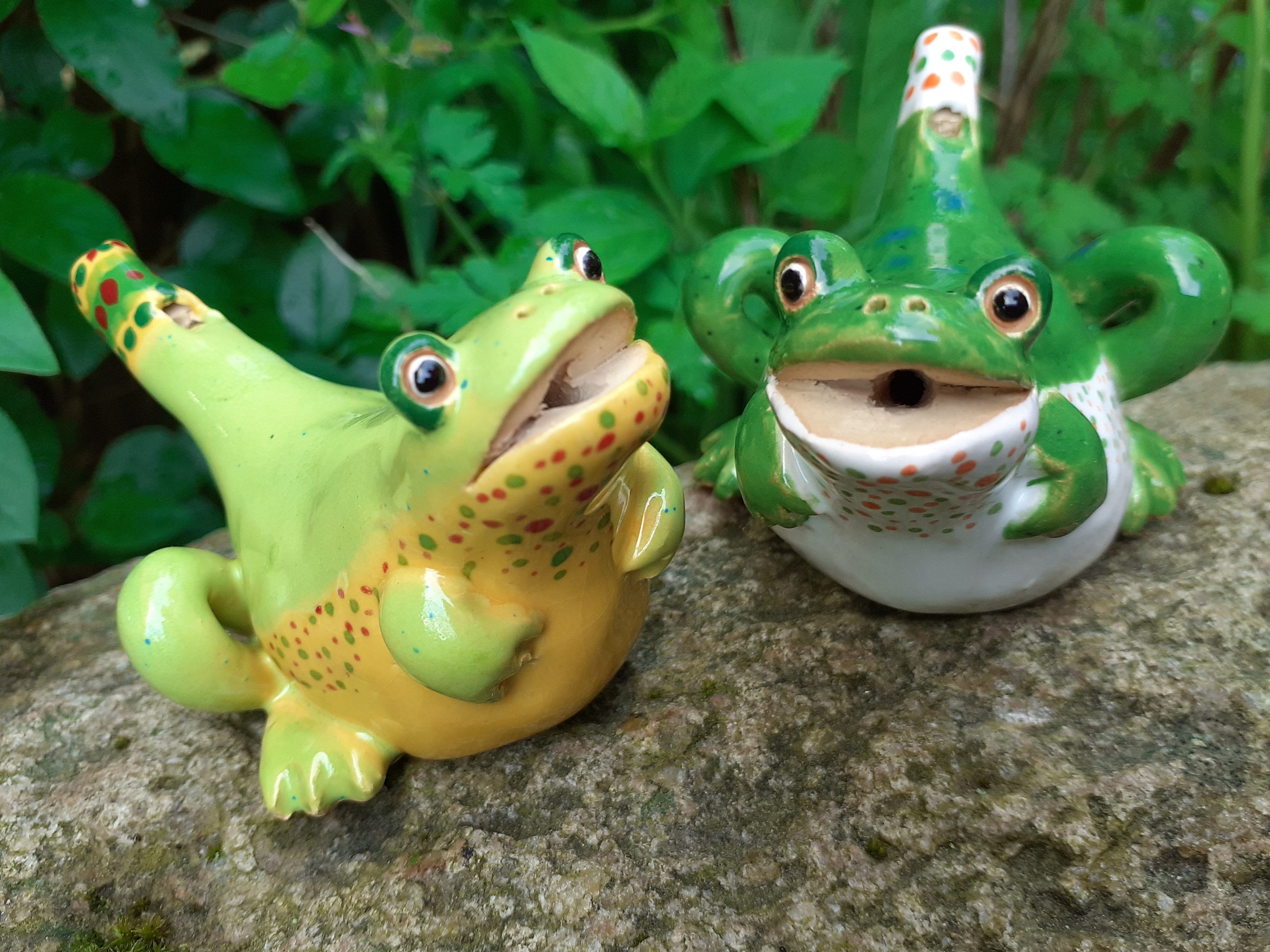 陶器製カエル水笛（1個）| 手作業による成形と手描き | 陶器彫刻