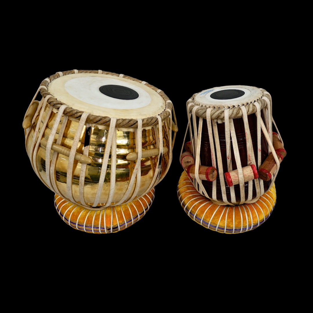 タブラセット、インドの太鼓、真鍮製のプロフェッショナルなバヤン