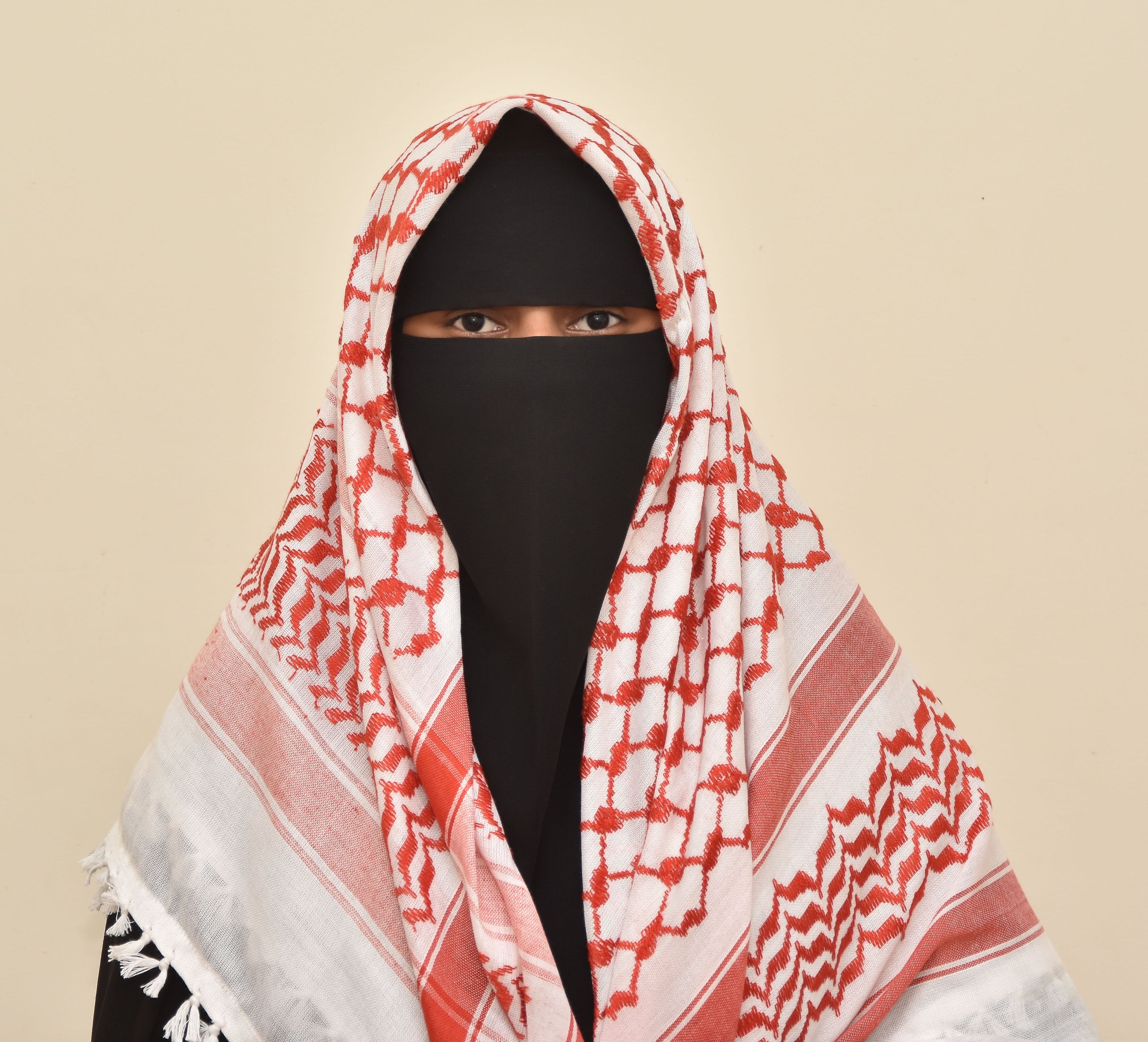 赤と白のパレスチナのクーフィーヤ スカーフ：伝統的なアラブの