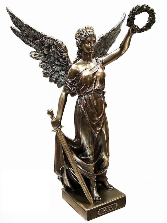 剣と月桂冠を持つ勝利の女神ニケ - Etsy 日本