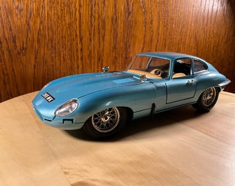 Jaguar XJ220 1992 | Vintage Model Car | 1/18 Scale Model Car | 1