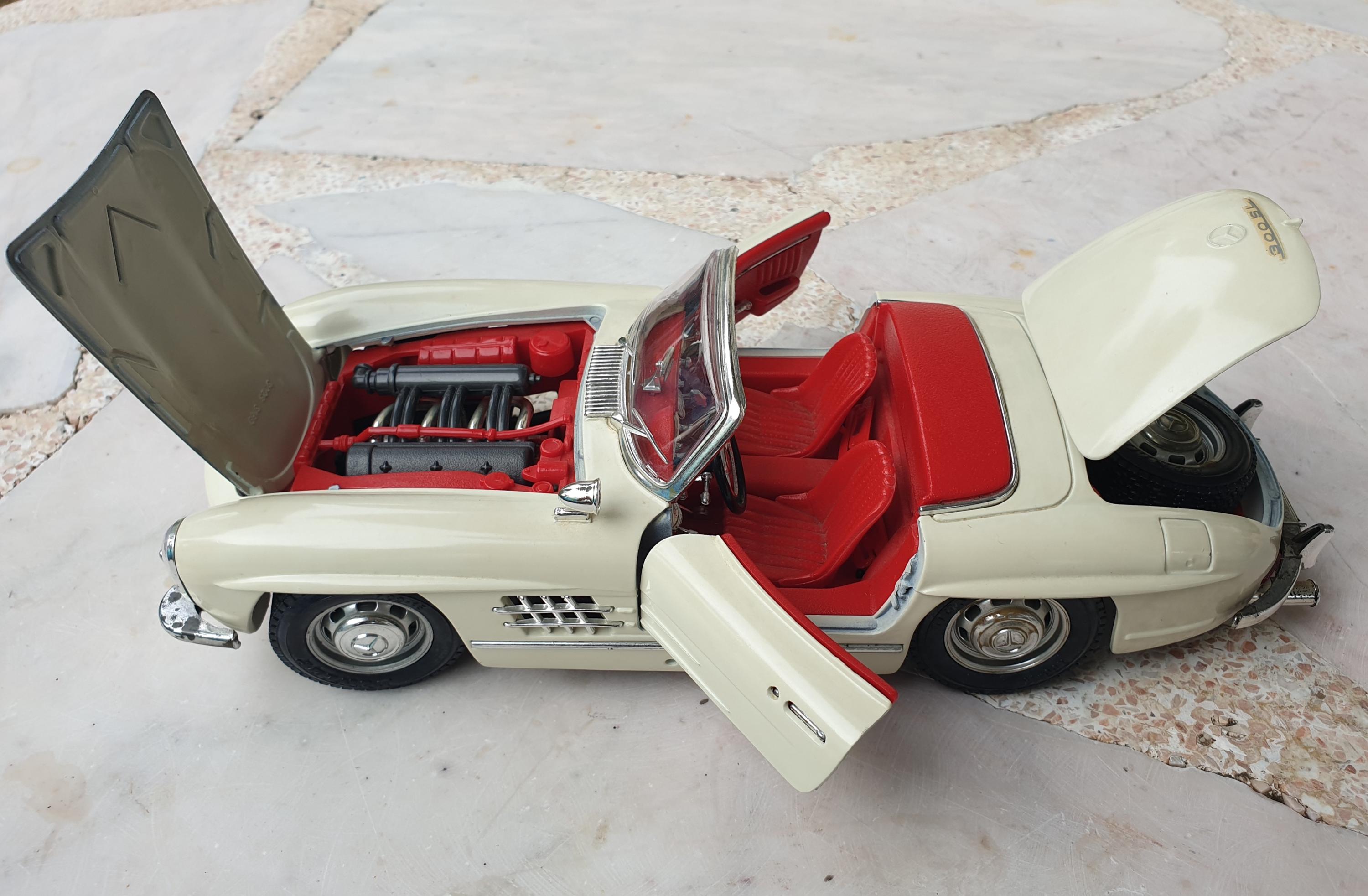 Mercedes Benz 300 SL Roadster 1957 Burago 1:18 Scale Diecast Model