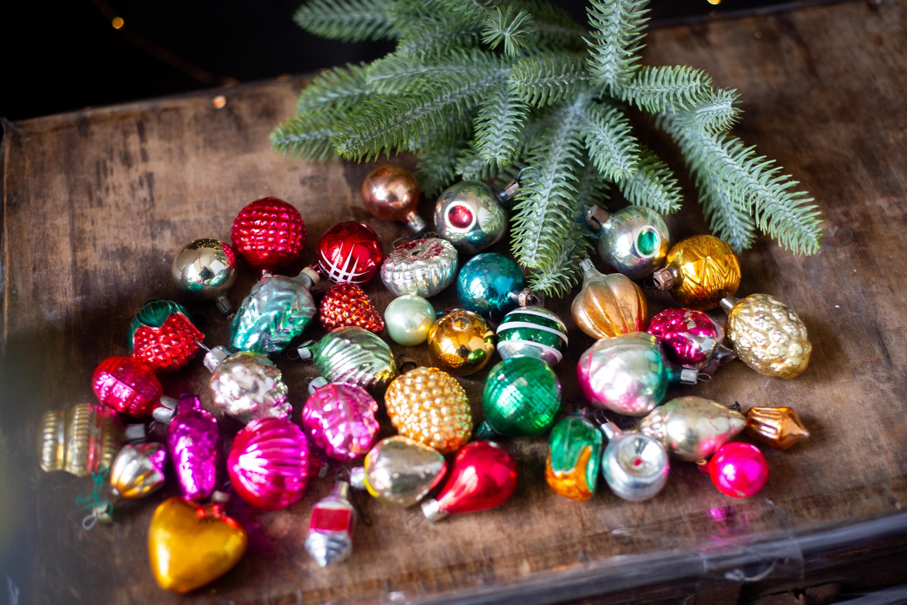 ヴィンテージのミニガラス製クリスマスオーナメント：様々な色と形