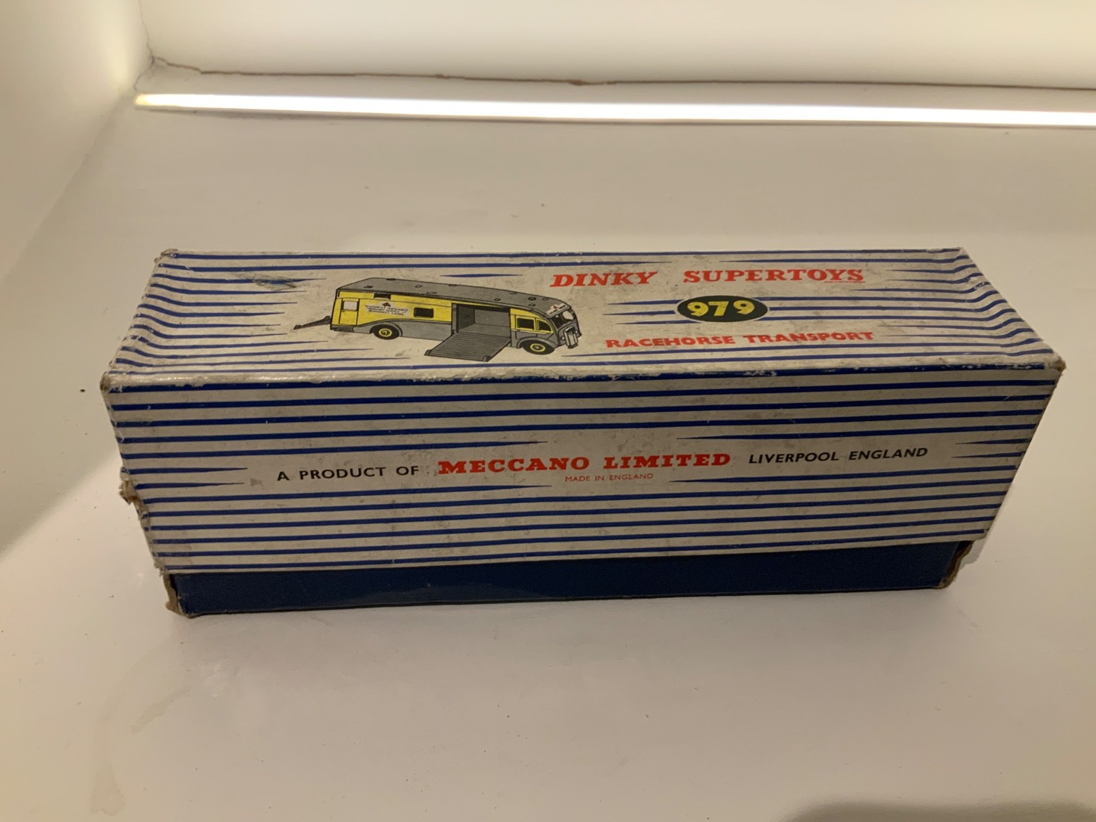 Dinky 979, Racehorse Transporter - Free Price Guide & Review