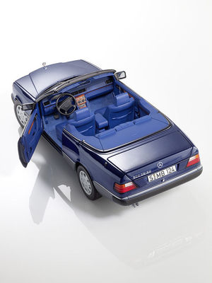 NOREV MERCEDES BENZ W124 300CE Cabriolet E Klasse Blue Dealer 1:18