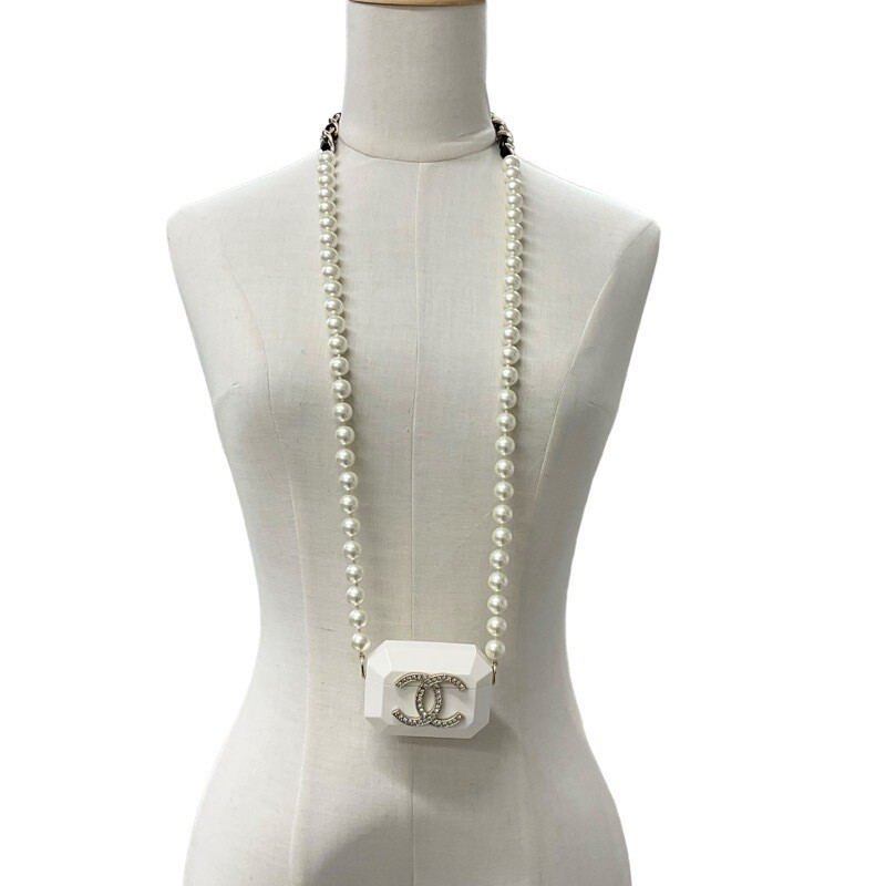 CHANEL イヤホンケース ホワイト フェイクパール B21A AirPods CHANEL