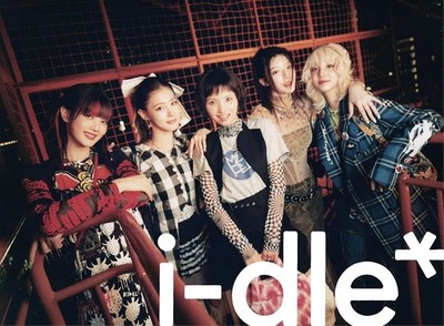 I-DLE JAPAN CD LIMITED EDITION POSTER VERSION AND REGULAR VERSION