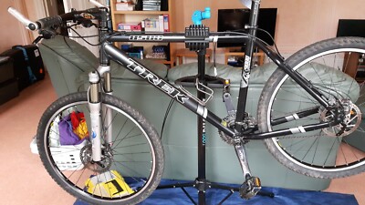 TREK MOUNTAIN BIKE 8500 ZR9000. IN TOP CONDITION. FORKS JUST