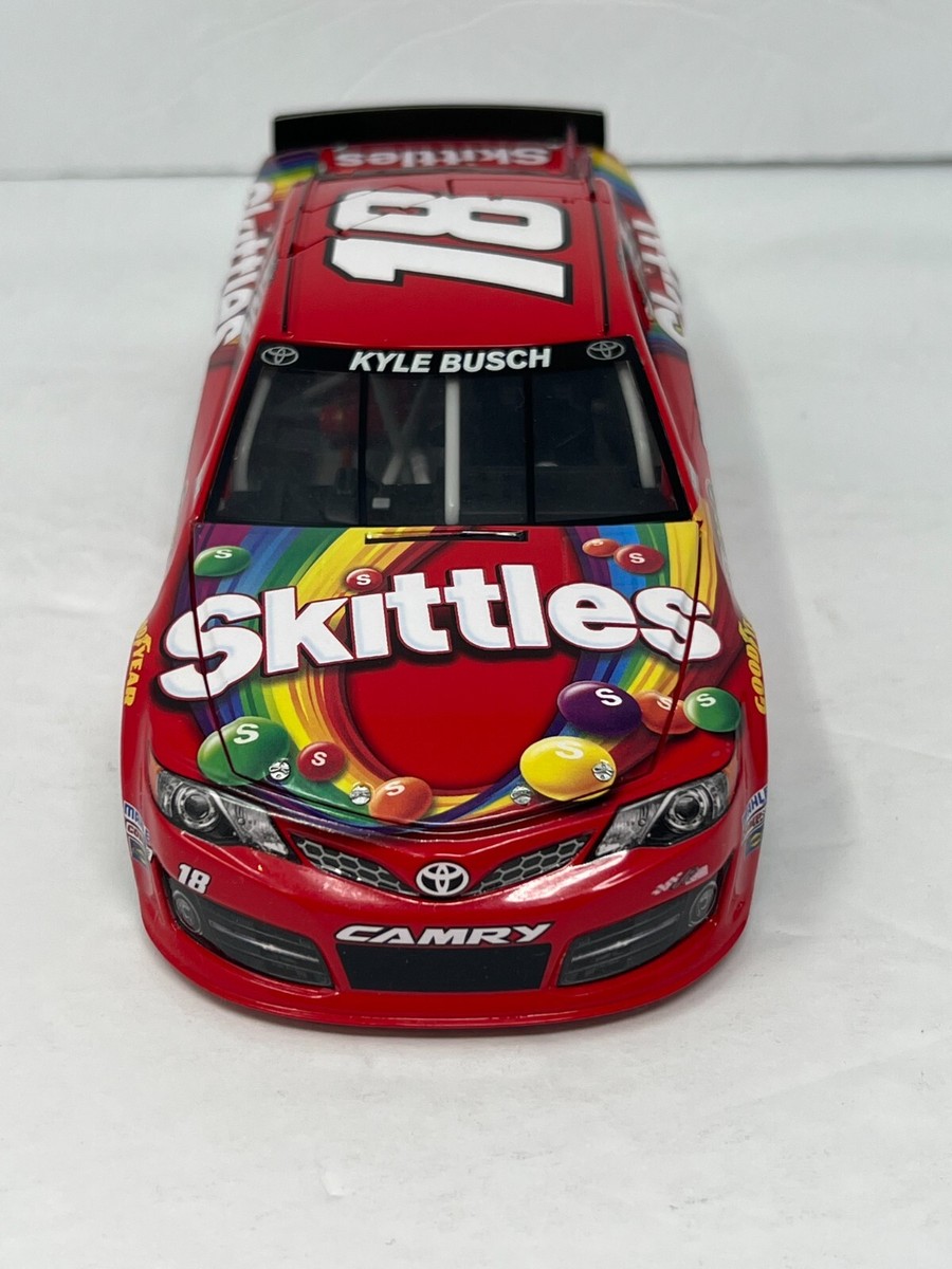Lionel Nascar #18 Kyle Busch Skittles 2014 Toyota Camry 1:24