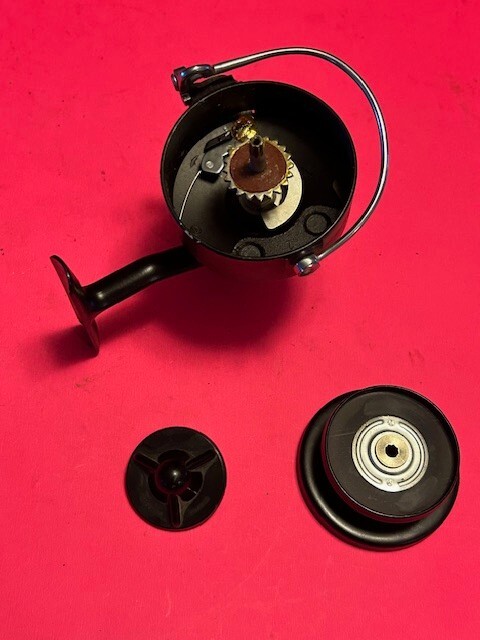 VINTAGE GARCIA MITCHELL 304 SPINNING FISHING REEL THAT IS MADE IN