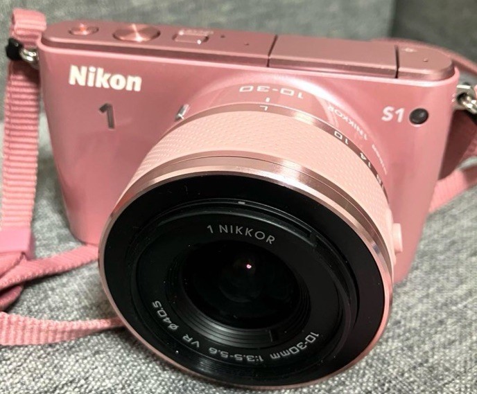 Nikon 1 S1 mirrorless digital camera body w. 10-30mm VR lens kit
