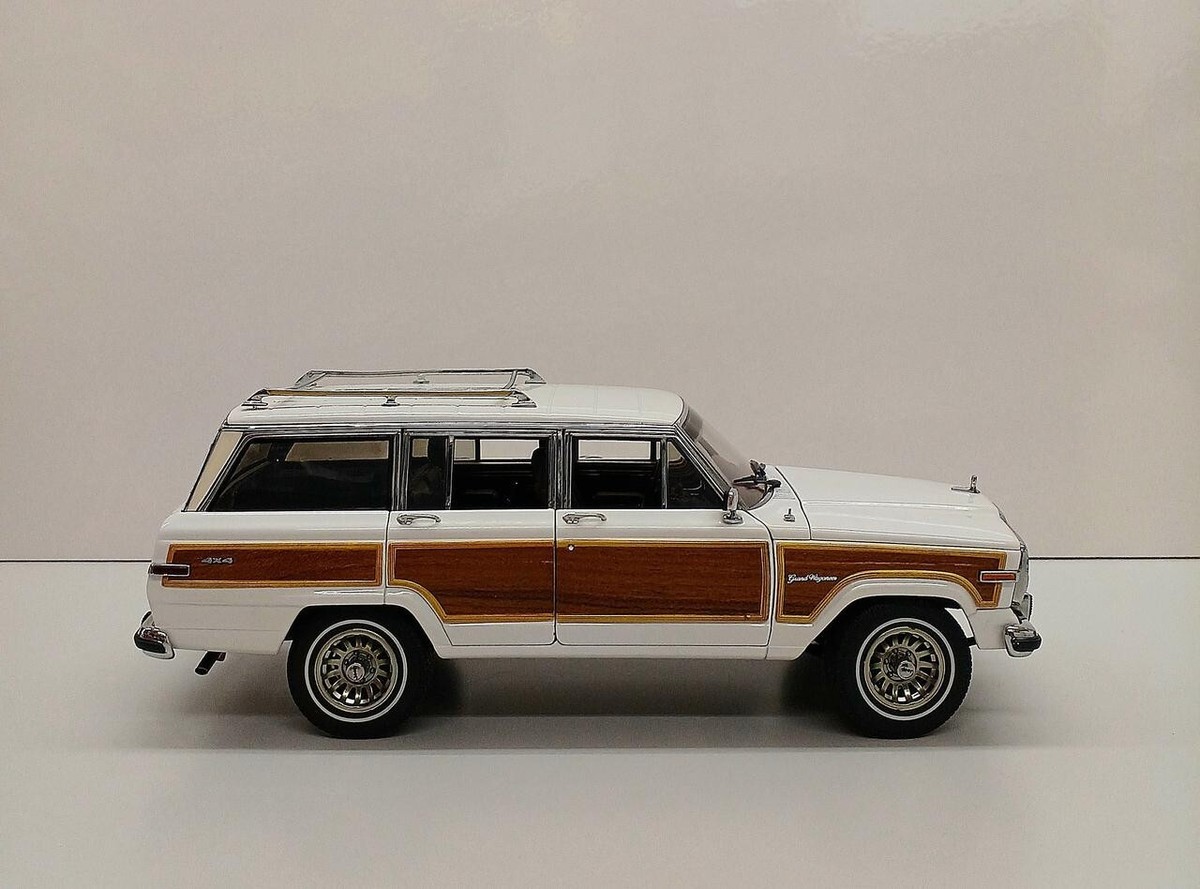 1/18 AUTOart Jeep Grand Wagoneer White Brown w/ Box From Japan