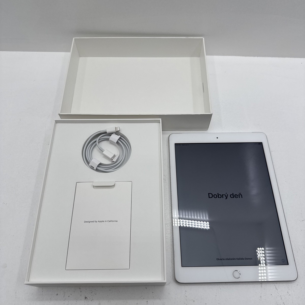 Apple iPad 6th Gen - 32GB - GREAT CONDITION - White- W Box
