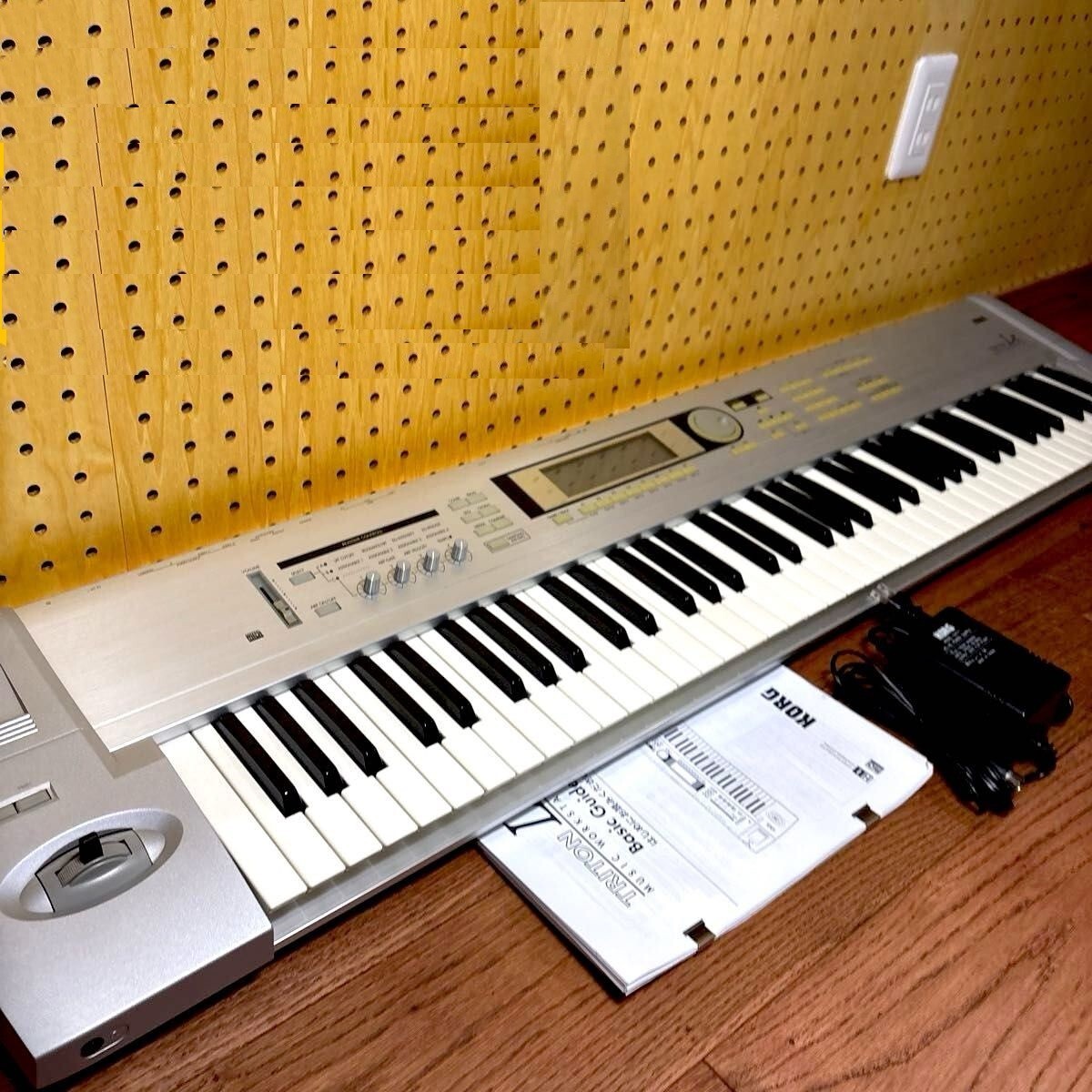 シンセサイザー KORG トライトンle 76鍵 美品 動作品