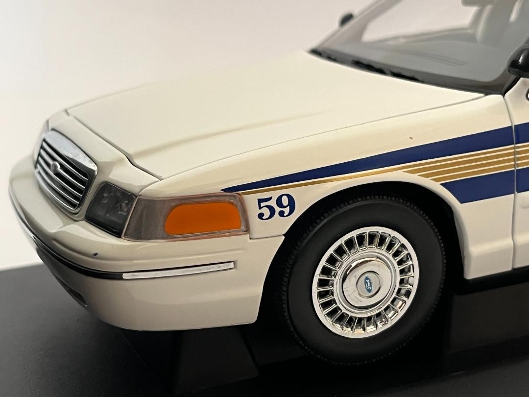 AUTOart 1/18 Ford Crown Victoria LAPD Police Car Model 72701 with