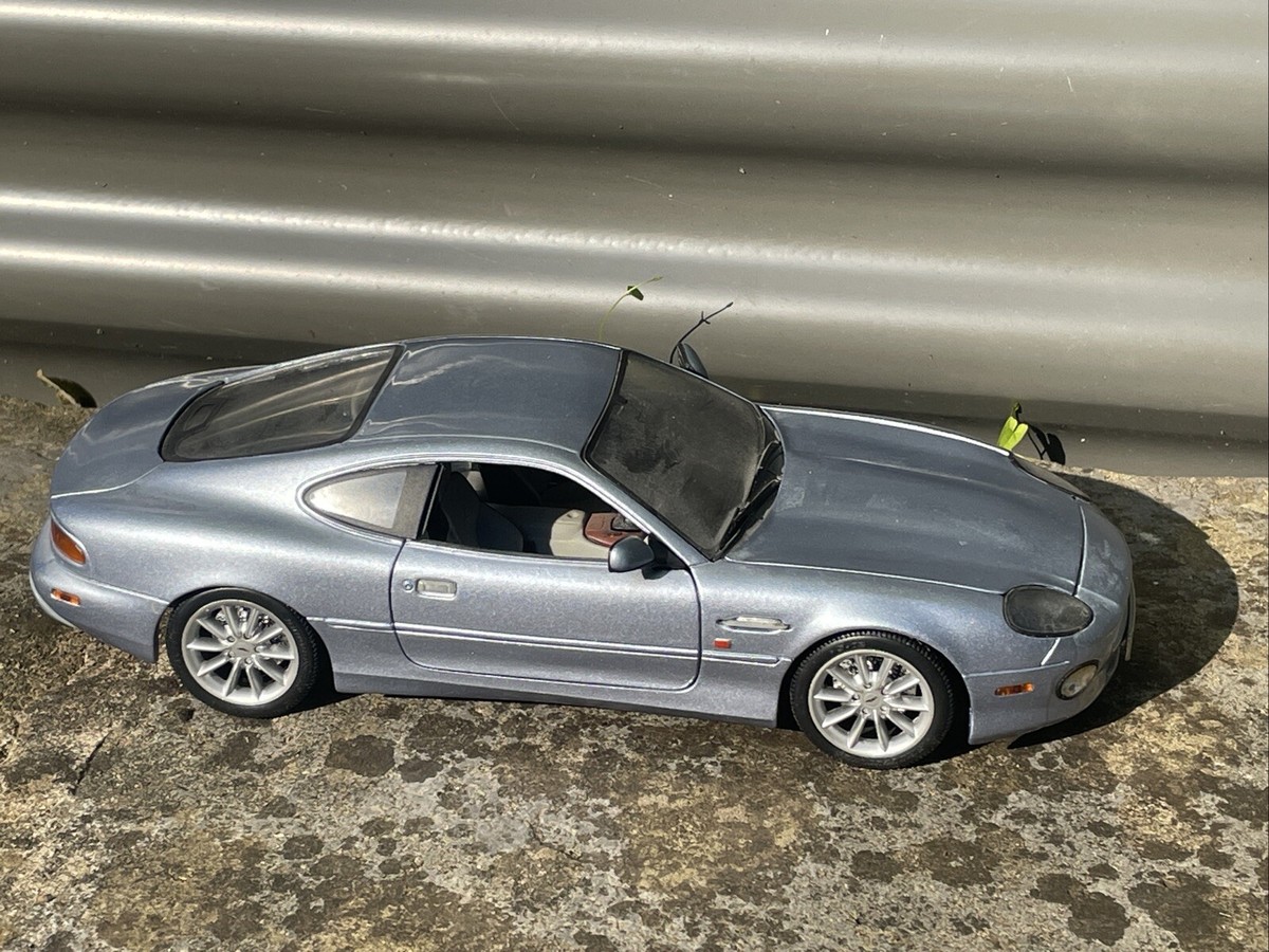 アストン・マーチンDB7 1/18 クロムメッキ仕様 スペイン製 中古品