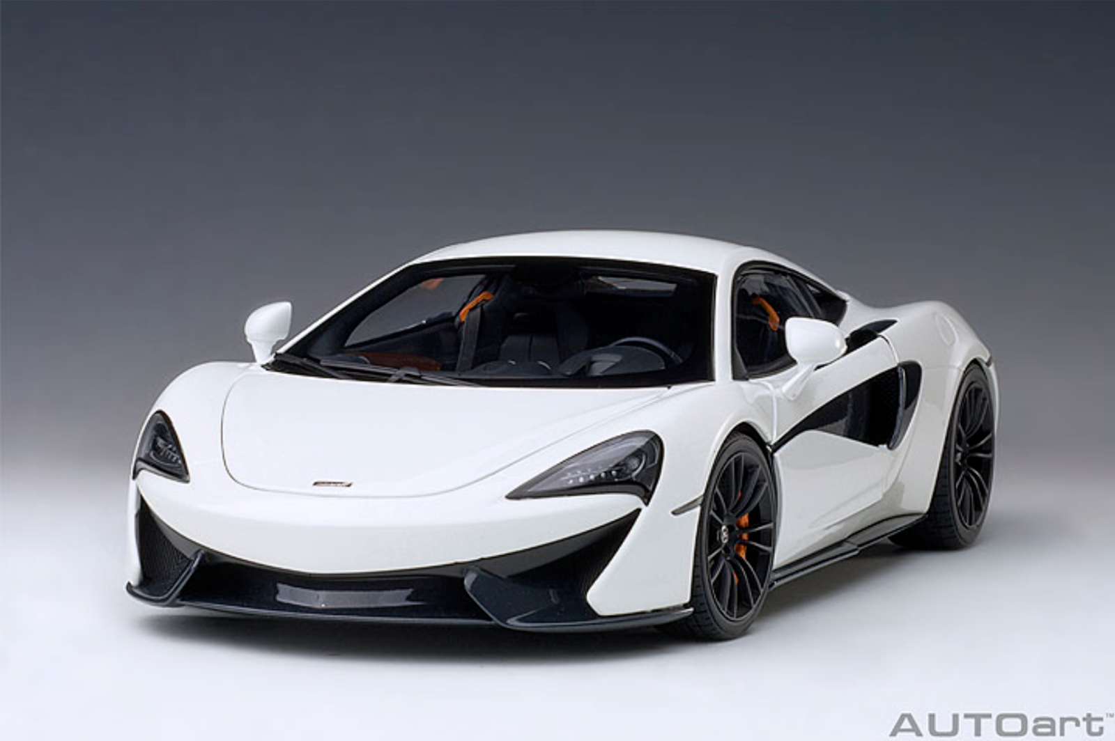 1/18 McLaren 570S White With Black Wheels Composite Model Car By