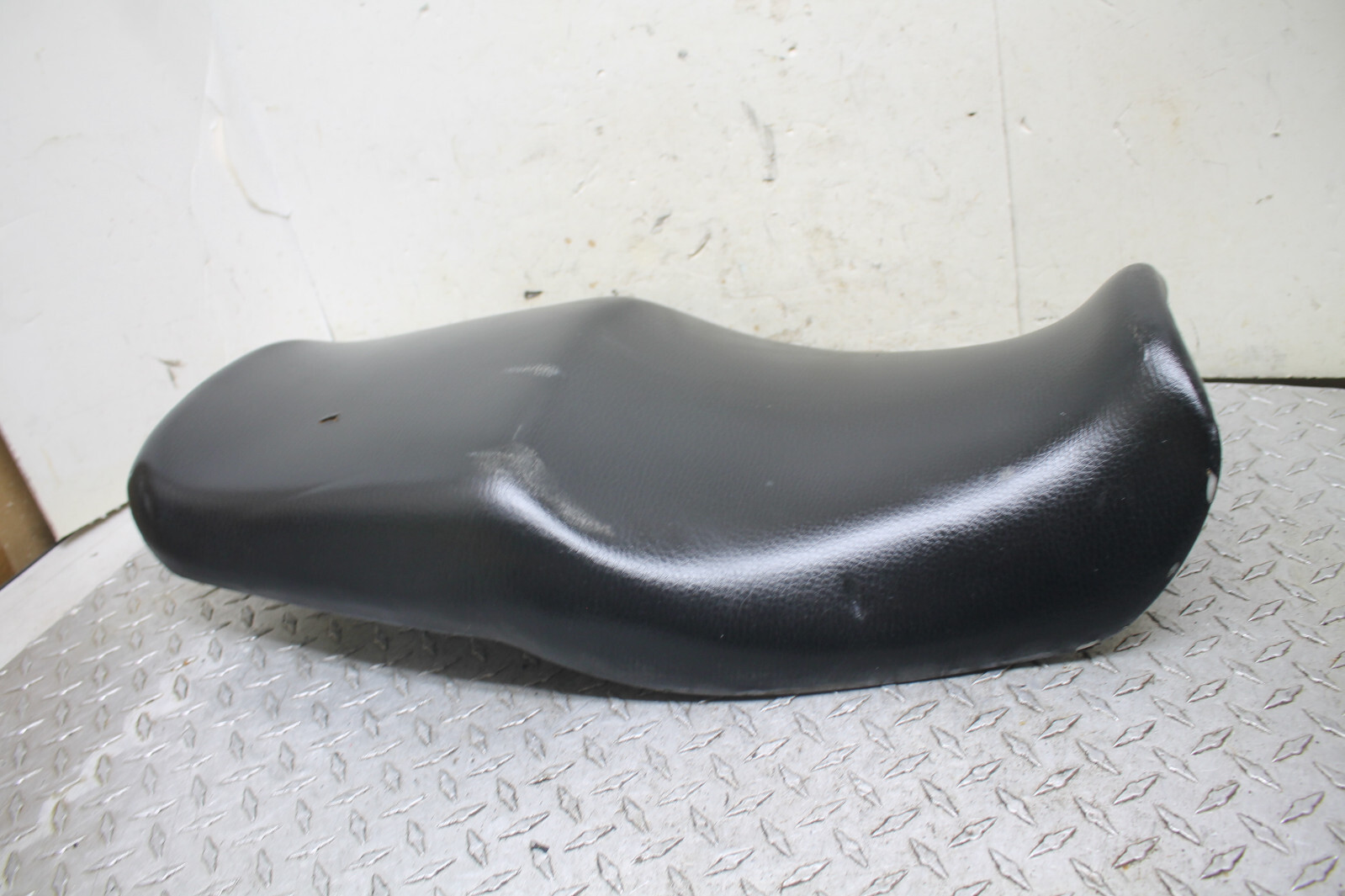 93-04 KAWASAKI NINJA ZX6 ZX600E DRIVERS SEAT SADDLE PILLION 56031