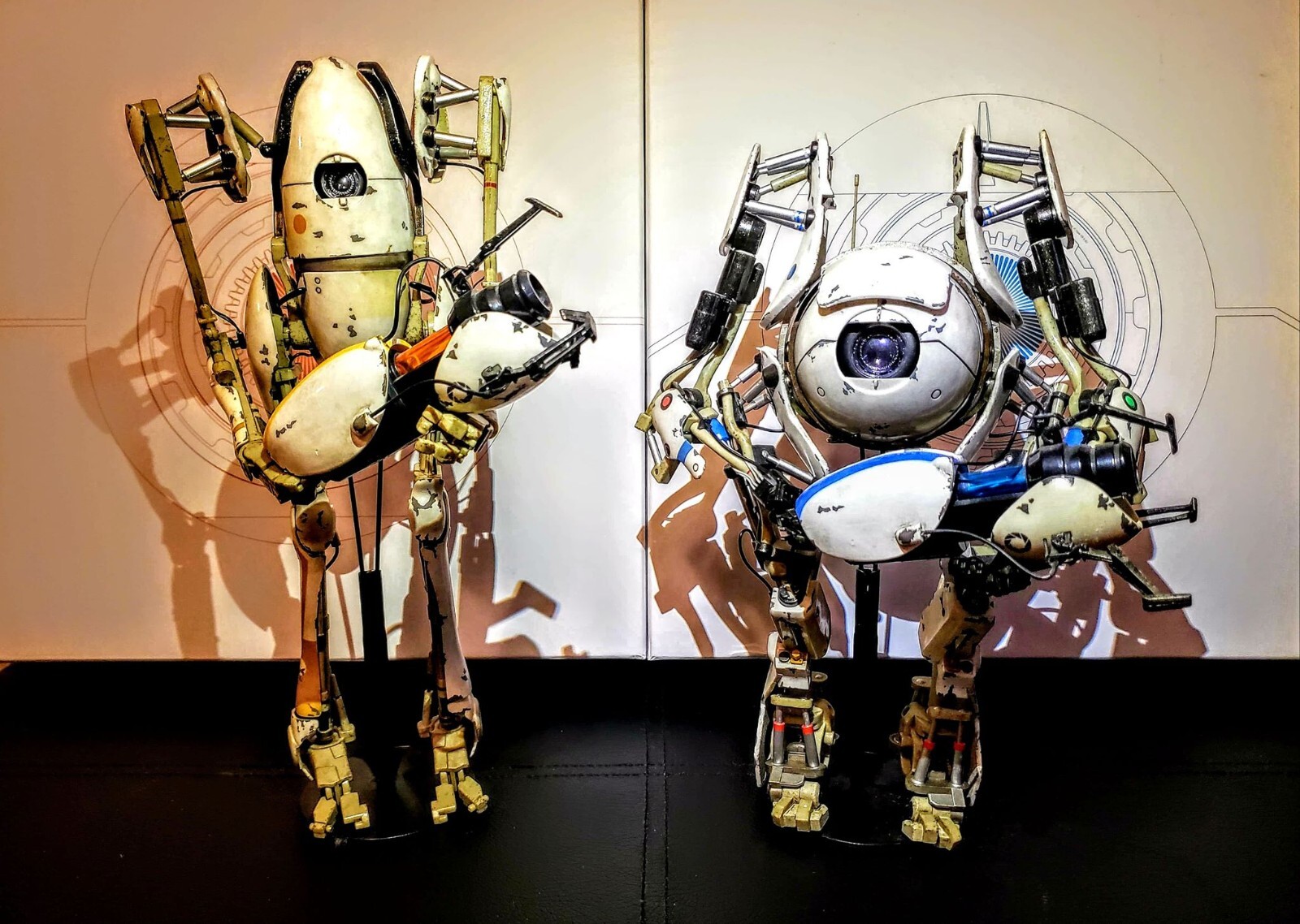 Portal 2 Atlas and P-Body 1/6 Scale 3A threeA Valve Action Figures