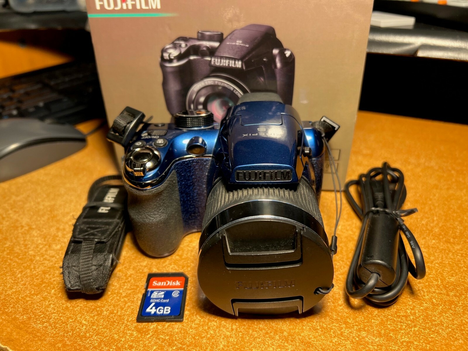 Fuji Finepix S3200 14MP Digital Camera - Blue + SD Card + Box (978