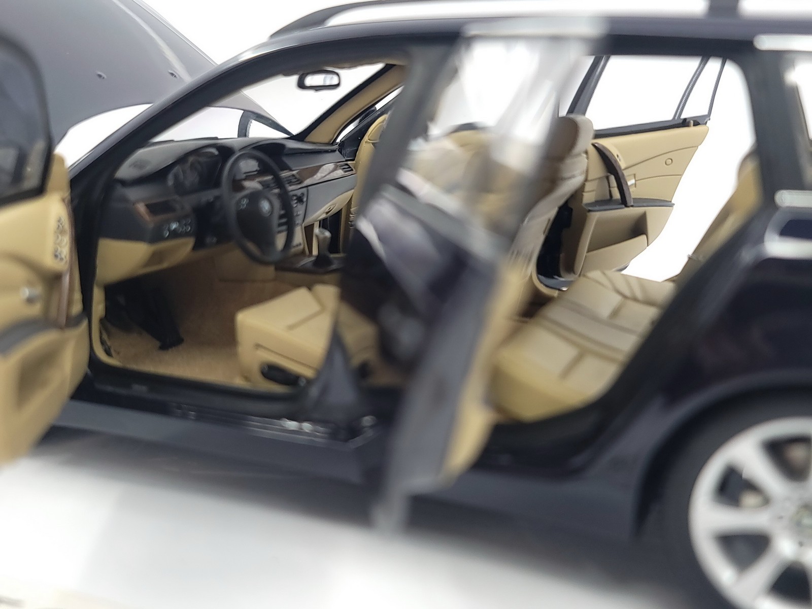 Dealer OEM 1:18 scale BMW 5er 5 Series 545i Touring(E61) Orient