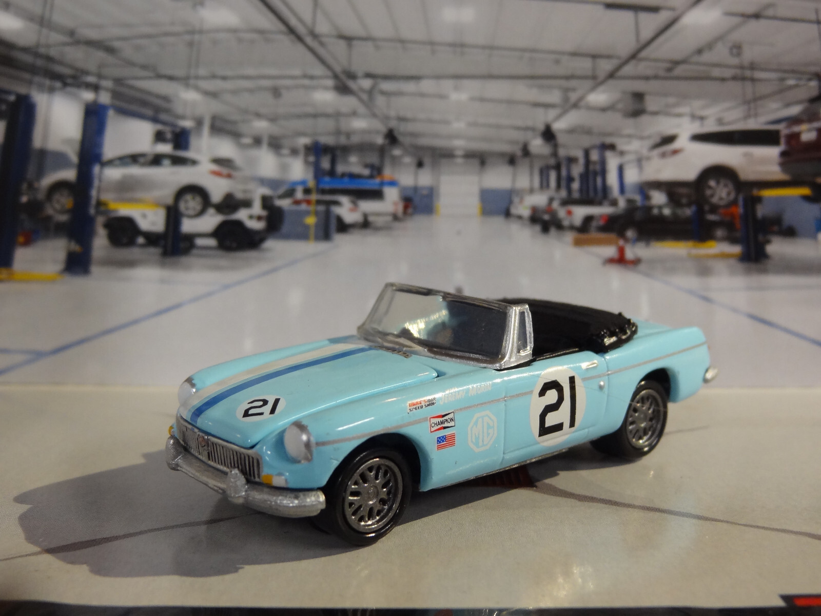 BRITISH SPORTS CAR 1963-68 MG MGB ROADSTER 1/64 SCALE DIECAST