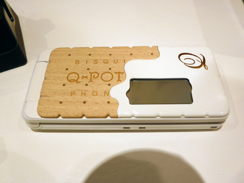 チョコレート携帯が大人気の「Q-pot.」から、今度はビスケットそっくり