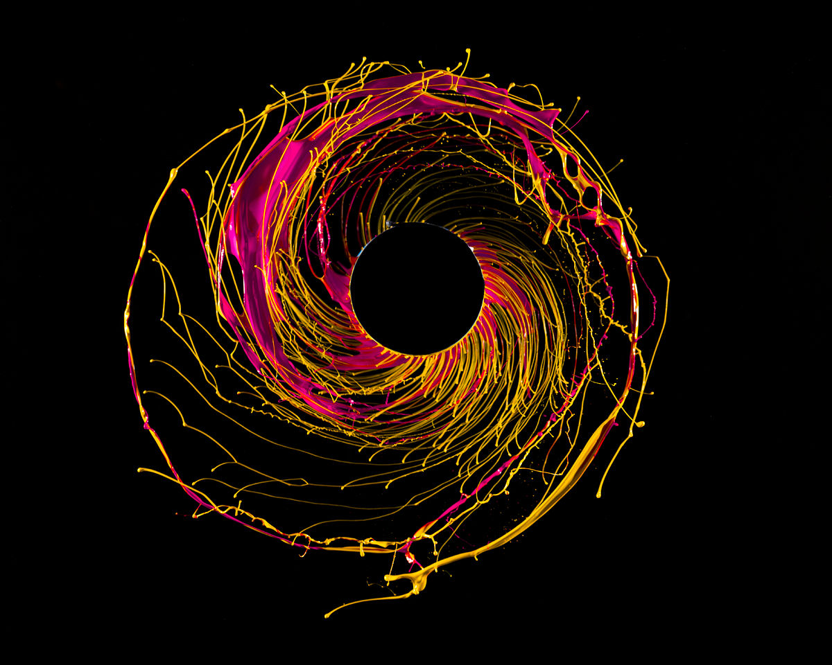 ドリルとアクリル絵の具で作ったやたらカラフルなブラックホール